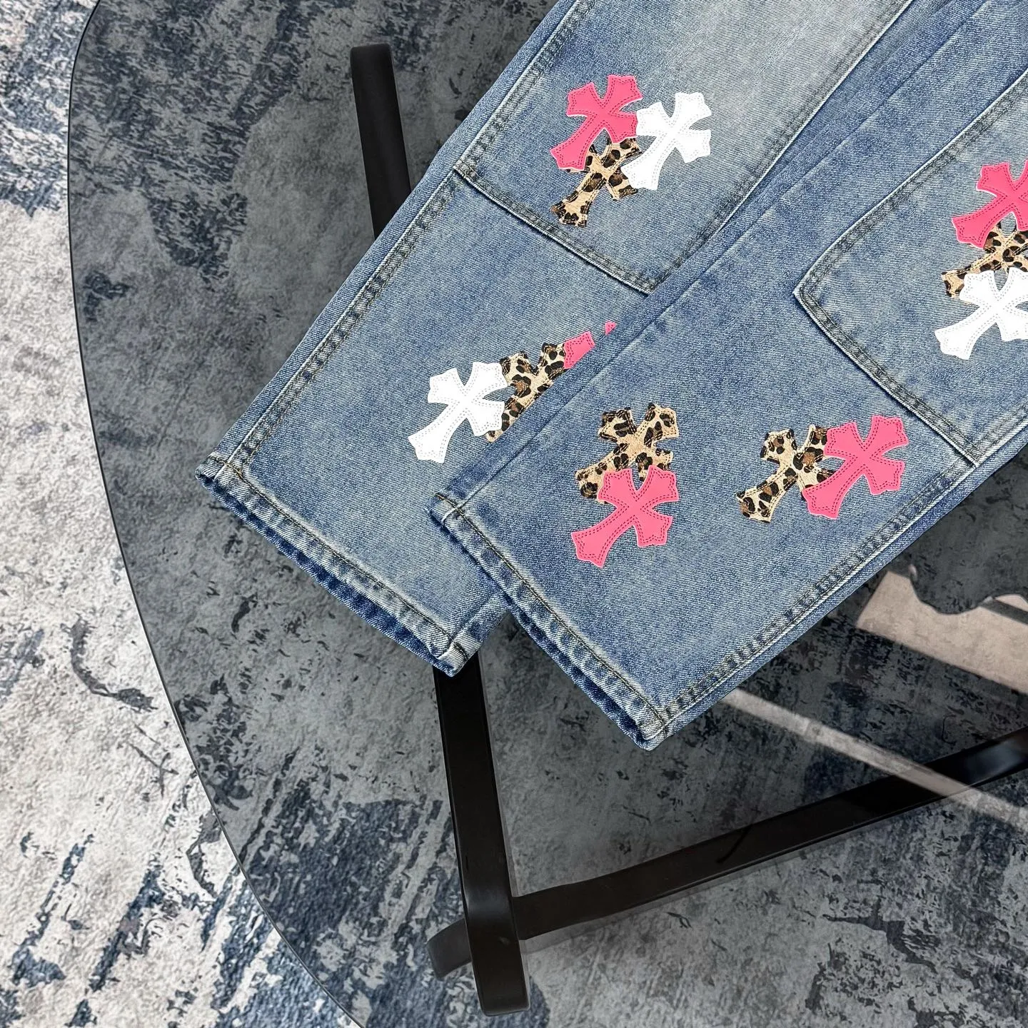 P280 CH Chromehearts Malaysia-limited leopard print cross patchwork leather workwear jeans and logging pants. The counter price is 34W. It is decorated with patchwork cross patterns and washed jeans! ! An absolutely high-end luxury product, a 1.9W-level god-level single product, a super popular product, made by top heavy industry, a magic weapon that cannot be missed! [About Zangyin] This is an extremely luxurious fashion brand that can also be called the aristocracy of the high street. It has always been an exclusive brand for some hipsters or rich second generations. Compared with ordinary high streets, it is more luxurious and noble. Compared with luxury brands, it is more fashionable and individual. It has always been a brand that I have a special liking for. [Top heavy industry fashion design] Consistently high-street luxury style. Speaking of this style, the Zangyin family and GU family are definitely the leading representative brands. Especially the Zangyin family has really achieved a state-of-the-art effect in creating high-street style. The unique washed material is used to create this style. The color system is already quite eye-catching. After it is decorated with patchwork cross flowers, it cleverly highlights the charm of the brand. Secondly, this style uses classic The high-waist cutting design highlights the long legs and fashionable temperament of the upper body. The brand is highly recognizable and the slim fit configuration is more suitable for daily wear. It is a product that interprets personality, fashion, and specifications at a glance. This single product is enough to make any fan excited. It can be a white T-shirt for a youthful college style, or a tight suspender for a royal style. It has strong matching ability and can be easily controlled by men.  [Materials and craftsmanship] Needless to say, this point goes without saying. As an excellent craftsman brand, Zangyin’s requirements for details and craftsmanship are really perfect. The washed color of this model has gone through so many processes, not to mention the embellishment of denim appliques. It is also purely hand-made and sewn. Just like what they believe in, only hand-made things have soul and have the meaning of wear. A top-notch heavy-duty fashionable denim item, I look forward to your perfect interpretation! !  Color: blue Size: 28-36